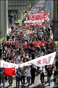 Demonstranté v ulicích Šanghaje