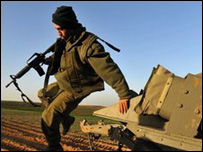 Gazze sınırında bir İsrail askeri (7 Ocak 2009)