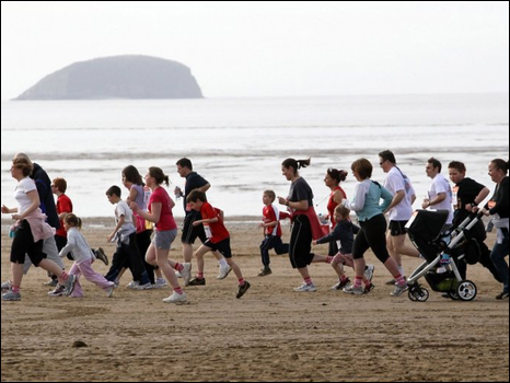英里赛参加者 - 在沙滩上跑