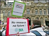 Fransız bilimadamlarının Paris'teki eylemi