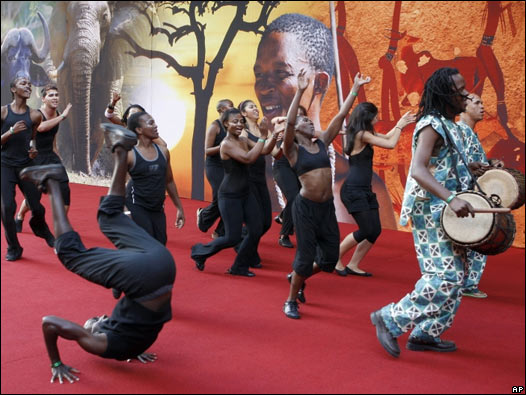 Bailarines en la alfombra roja