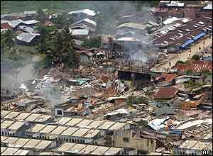Škody ve městě Gunungsitoli na ostrově Nias západně od Sumatry