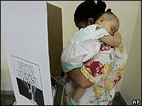 một bà mẹ đi bỏ phiếu