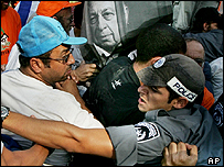 Manifestante israelense sendo reprimido pela polícia