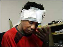 Policial imobiliza homem 