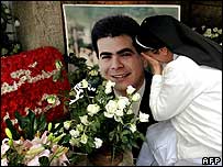 Pierre Cemayel'in naaşı başında ağlayan bir kadın