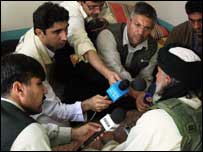 مولانا فضل اللہ کے نائب مسلم خان ذرائع ابلاغ کے نمائندوں سے بات کر رہے ہیں