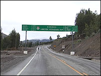 Placa mostra conexão com o Brasil