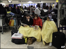 Passageiros esperam no terminal 1 de Heathrow