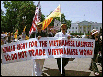 Biểu tình phản đối đoàn ông Nguyễn Tấn Dũng bên ngoài Nhà Trắng (ảnh của báo Người Việt)