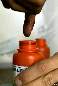 انگشت جوهر خورده هنگام دادن رای