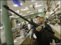 Homem testa rifle em loja do Texas
