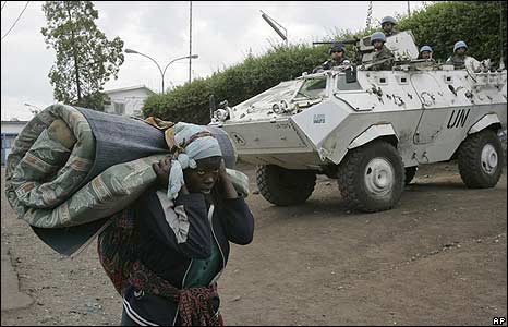 Một phụ nữ Congo đi ngang qua xe tuần tra của LHQ ở Goma