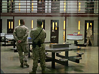 अमरीकी सुरक्षाकर्मियों की निगरानी में ग्वांतानामो बे 