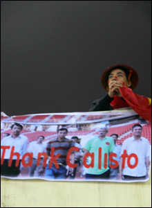 Một cổ động viên với banner 'Cám ơn ông Calisto'
