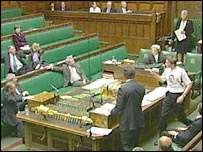 Một người phản đối đã chỉ thẳng vào nghị sĩ trong phiên họp Hạ viện