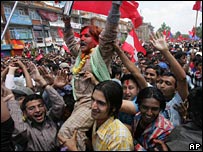 شادمانی در کاتماندو به مناسبت تشکيل مجدد پارلمان