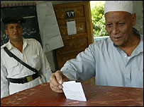 Oy kullanan bir adam