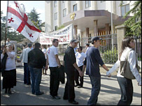 Tiflis'teki Rus Büyükelçiliği'nin önünde protesto gösterisi