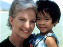 Bà Cindy McCain bế cháu Lê Thị Phước-ảnh từ trang của Operation Smile