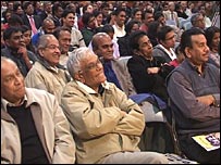 Crowd (photo Tissa Madawala)