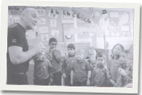 Brian Jones yn cynnal sesiwn gyda'r plant