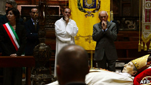 Гроб с телом кардинала Мартини в Миланском соборе