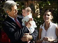 John Kerry segura bebê durante campanha em Orlando