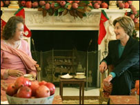 لارا بش اور بیگم صہبا مشرف کی ملاقات(فائل فوٹو)