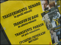 Cartaz anunca agência de transferência de dinheiro