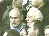 Tổng thống Shevardnadze được bảo vệ đưa ra ngoài