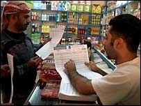 Irácký obchodník s formulářem pro registraci k volbám