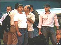 Joseph Lepore (esq.) e Jan Paladino (à dir., com boné)