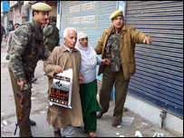 सीआरपीएफ़ के जवान और आम नागरिक