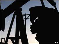 Campo de extração de petróleo (arquivo)