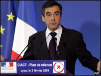 O primeiro-ministro da França, François Fillon, durante anúncio nesta segunda-feira (AP)