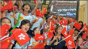 香港小學生在銅鑼灣街頭收看北京閱兵直播(1/10/2009)