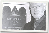 Mr Robin Hughes wrth y gofeb i Siôn Morris