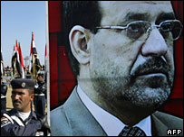 Cartaz com a imagem de Nouri Maliki