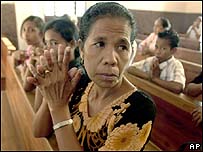 Timorenses rezam em uma igreja