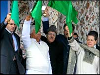  کشمیر ہوائی اڈے کا افتتاح کرتے ہوئے سونیا گاندھی 