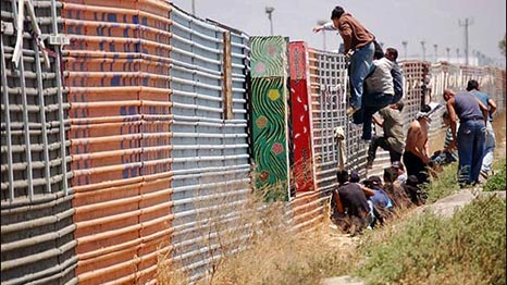 Inmigrantes saltando una cerca. Foto: María Teresa Fernández