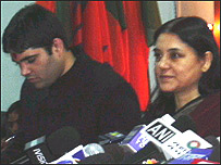 वरुण गाँधी और उनकी माँ मेनका गाँधी