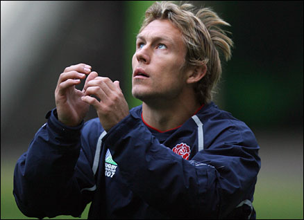 Jonny Wilkinson practises on 19 October ahead of the World Cup Final