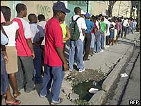 Fila para alistamento eleitoral em Port-au-Prince
