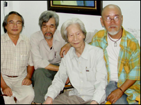 Họa sĩ Thái Tuấn (thứ ba từ trái sang), vừa qua đời ở Việt Nam