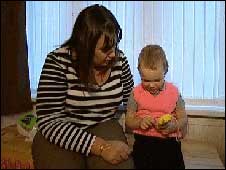 Harvey Ashworth, de 3 anos, e sua mãe.