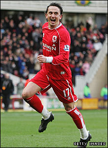 通恰伊庆祝进球