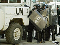 Policë të Kombeve të Bashkuara në Kosovë gjatë trazirave të marsit