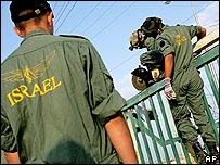 सैनिक और कर्मचारी